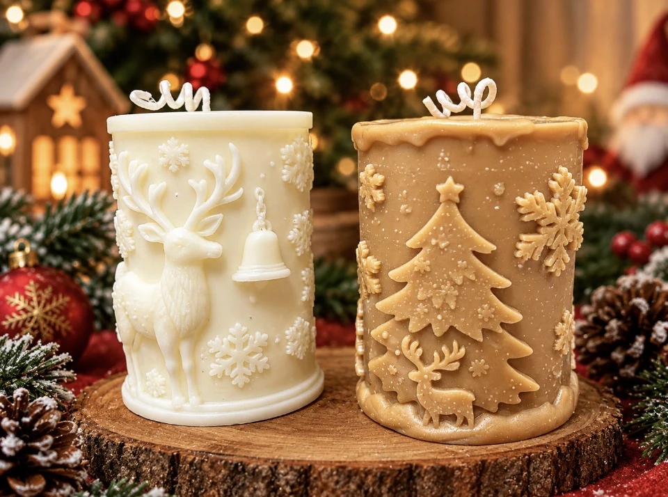 Duo de velas cilíndricas, uma marfim com rena e outra caramelo com pinheiro e flocos de neve