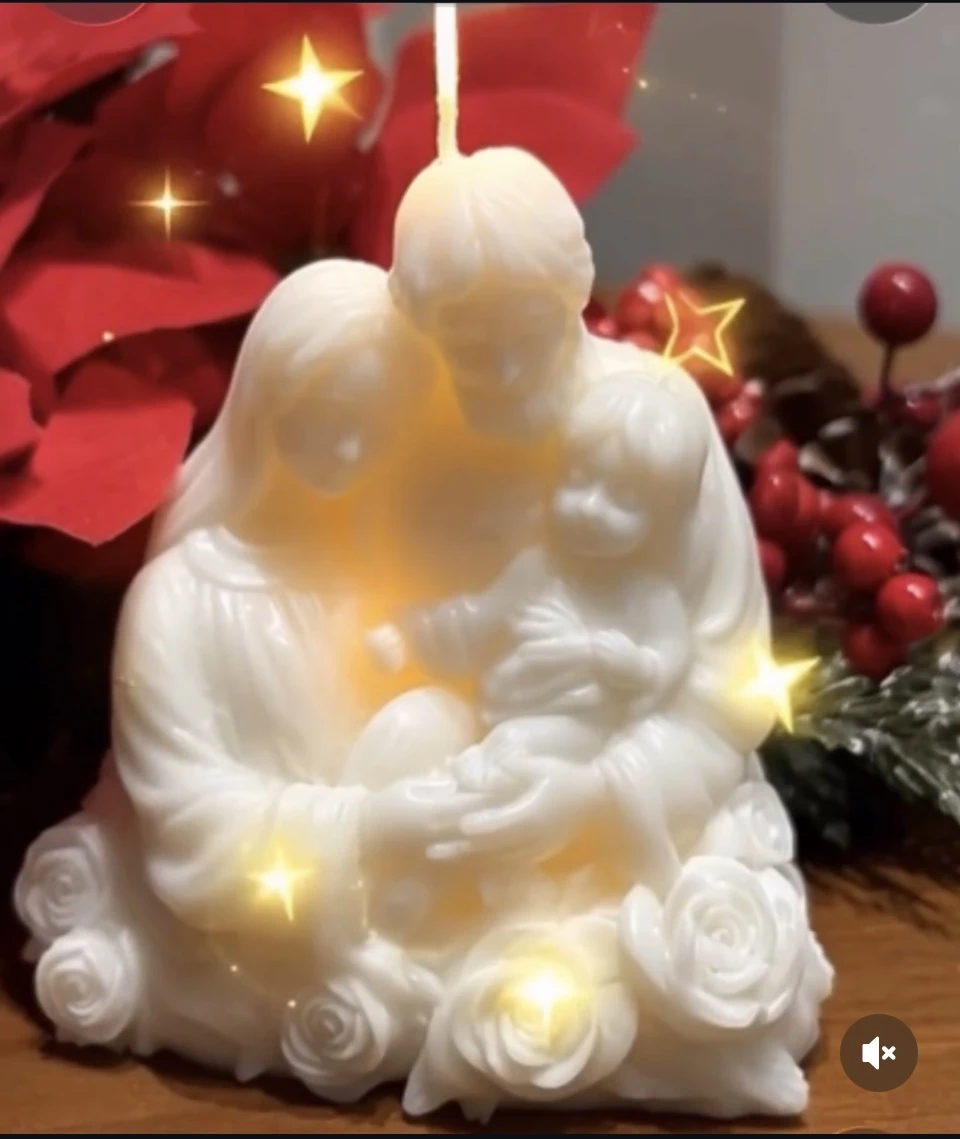 Vela clara da Sagrada Família com Maria, José e o Menino Jesus, cercados por rosas em relevo